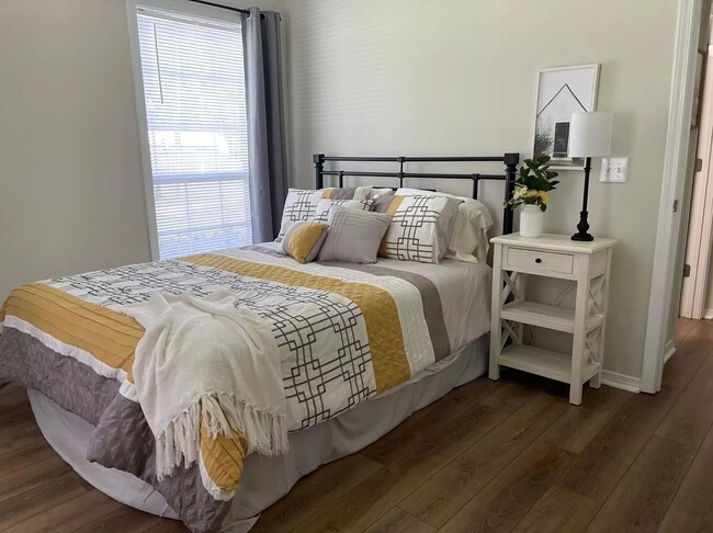 Building Photo - 20 W 5th St