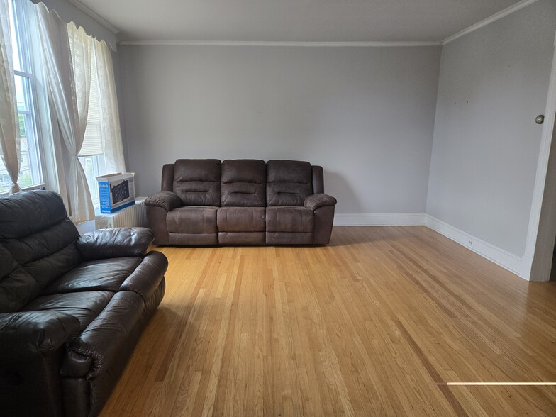 Living room - 1702 Penn Ave