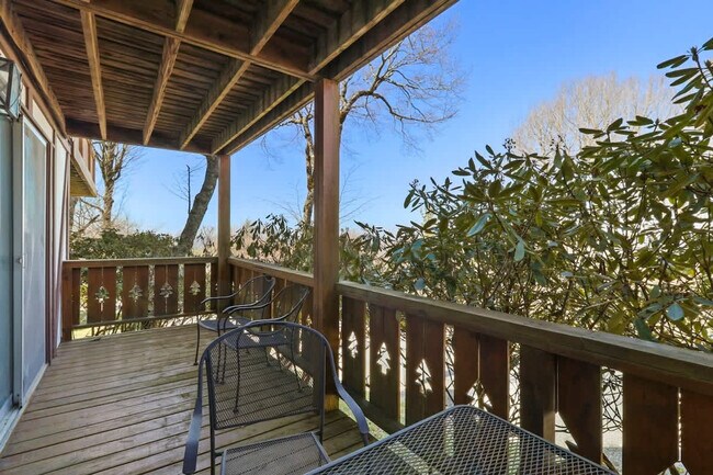 Building Photo - 109 N Pinnacle Ridge Rd