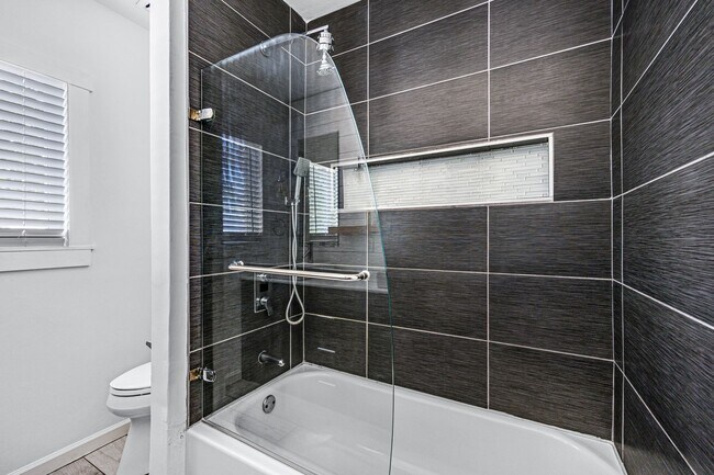 Building Photo - Now Leasing & Ready for immediate move in! HUGE POOL – Fully Updated Scottsdale Home!