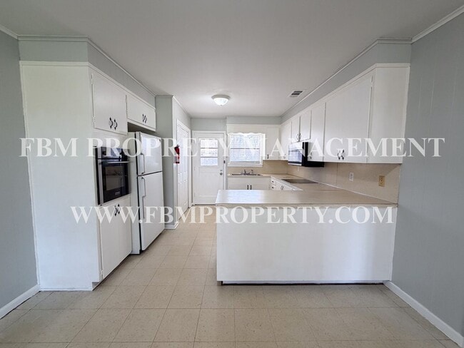 Building Photo - 300 E San Saba Ave