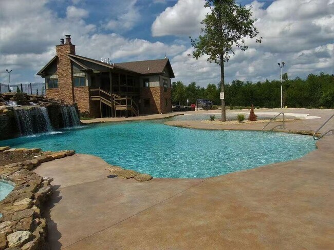 Building Photo - 5 bedroom and 3 bathroom two level house