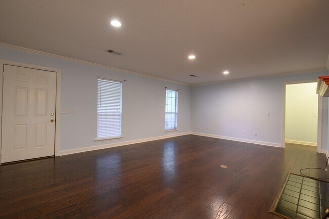 Building Photo - Ridgewood Court Home