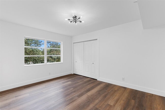 Building Photo - 2800 N Palm Aire Dr