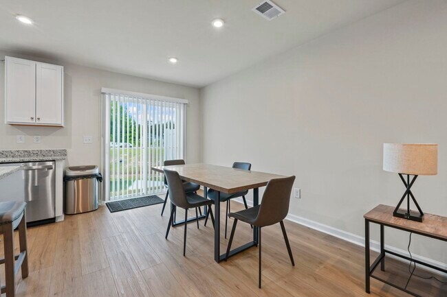 Building Photo - 338 Myrtle Mdws Dr