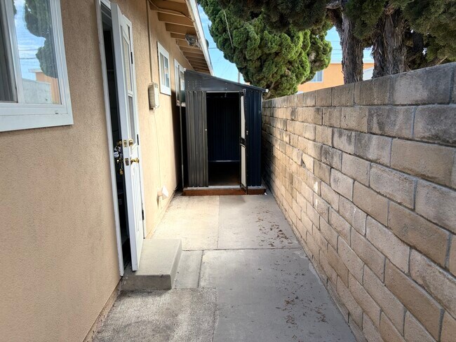 Building Photo - 4164 Howard Ave