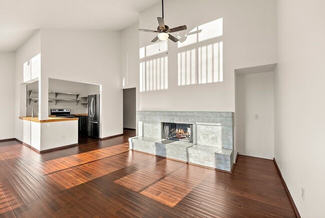 Building Photo - Top-Floor Condo with Panoramic Lake Easter Views, Vaulted Ceilings & Modern Updates!