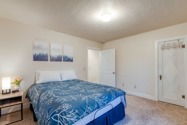 Building Photo - Fully Furnished 3BD + Den/2BA, Convenientl...