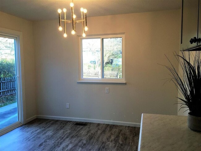 Building Photo - Beautifully Renovated - 3 Bedroom Home