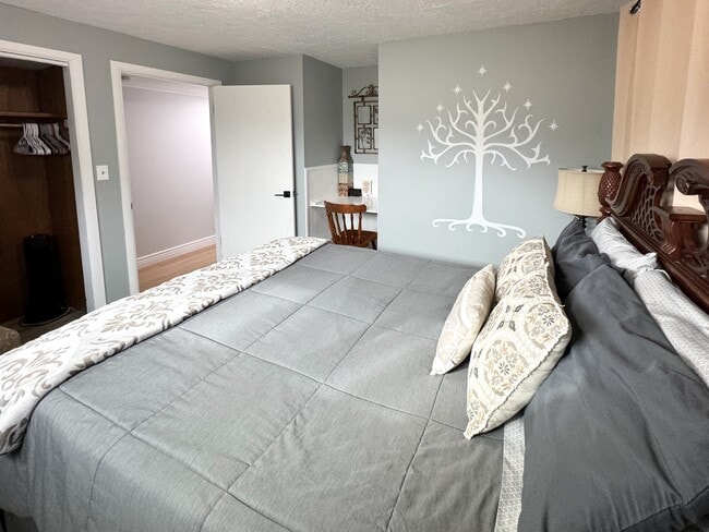 Building Photo - Cozy Basment/Lower Level Apartment