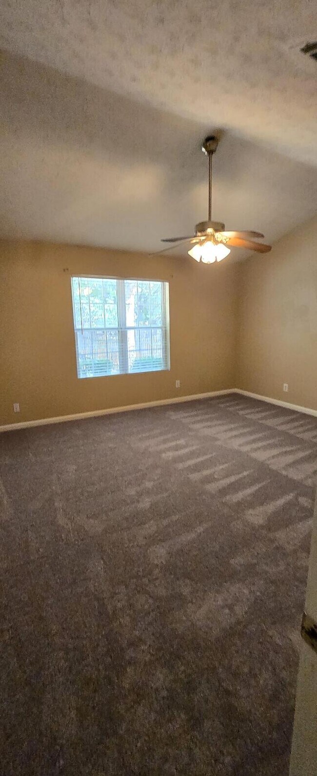 Building Photo - Charming 3-Bedroom Home with Spacious Layout & Prime Location