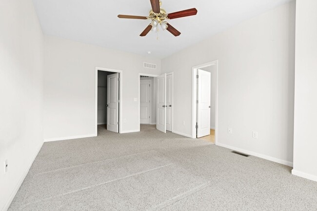 Building Photo - Well Maintained End Unit Townhome with Community Pool! Available July 14th!