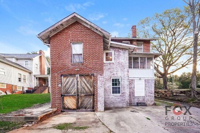 Building Photo - 332 W McLelland Ave