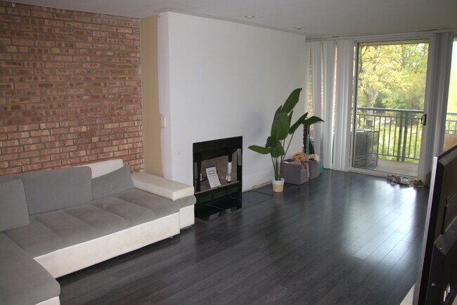 Building Photo - 6000 Oakwood Dr