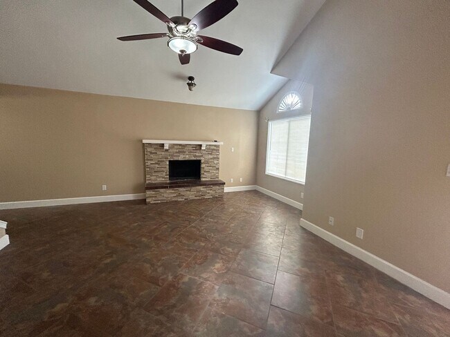 Building Photo - 4 Bedroom 2 Bath Greenfield Park Home