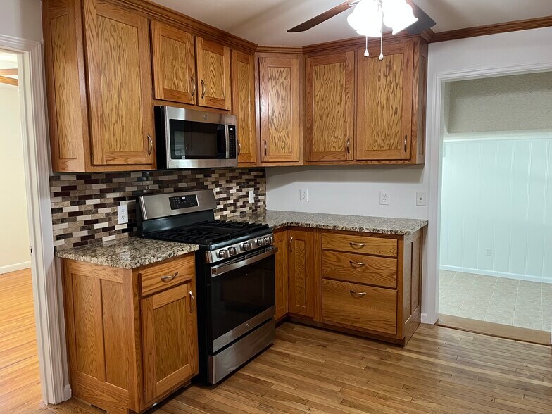 Gas stove, granite countertops - 2101 Jade Dr