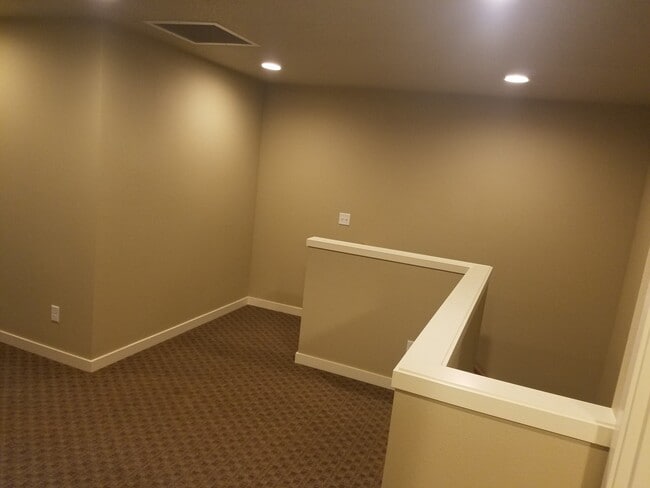 Building Photo - Great town home in perfect location!!!