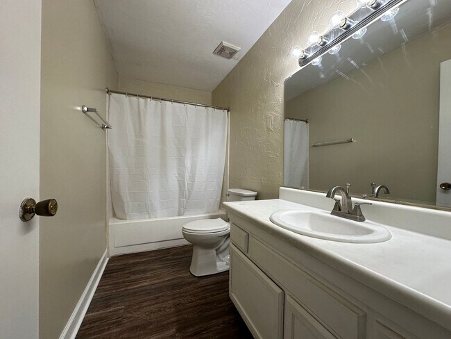 Building Photo - Brewster Estates unit avail NOW!!!