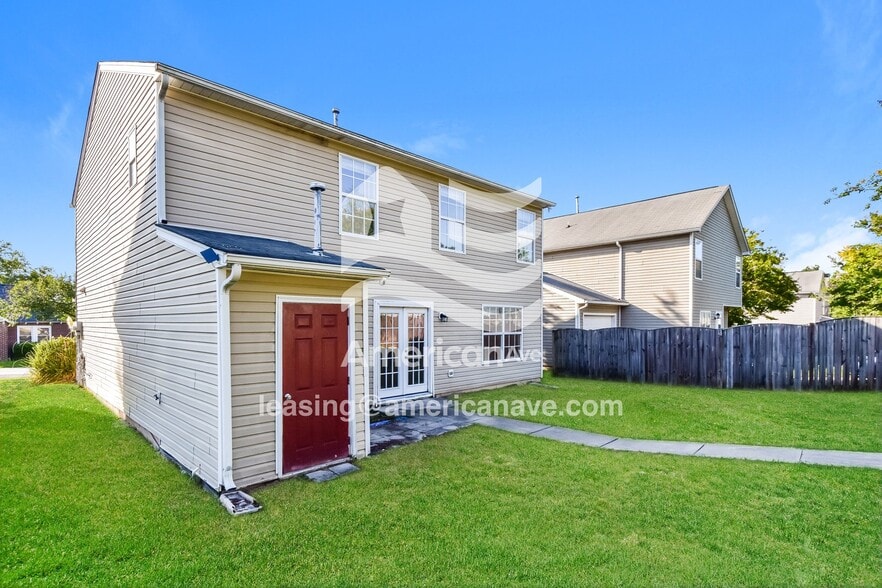 Building Photo - 2152 Oak St