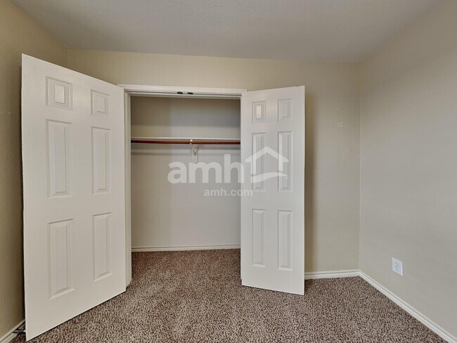 Building Photo - 6905 Planters Row Dr