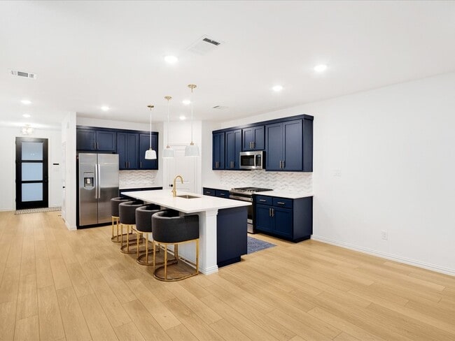 Building Photo - 2116 Sunnymede Dr