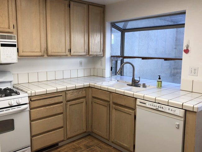 Kitchen Window - 414 Galleria Dr
