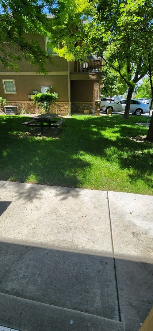 Building Photo - Beautiful 3 Bedroom Townhome in Pleasant G...