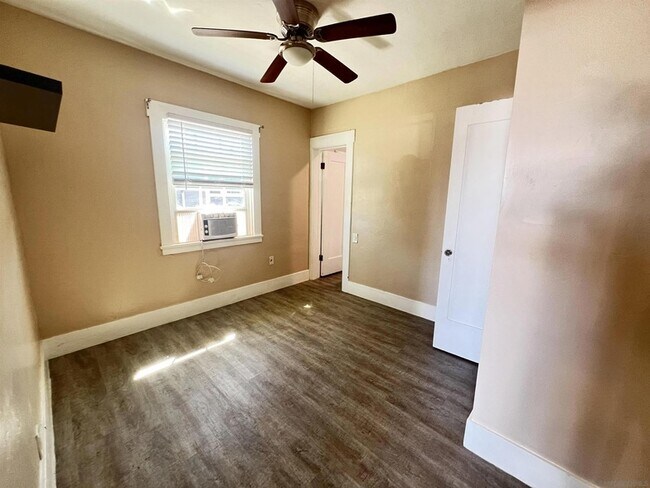 Building Photo - 4060 Oakcrest Dr