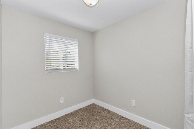 Building Photo - 2410 Hoyt Ave