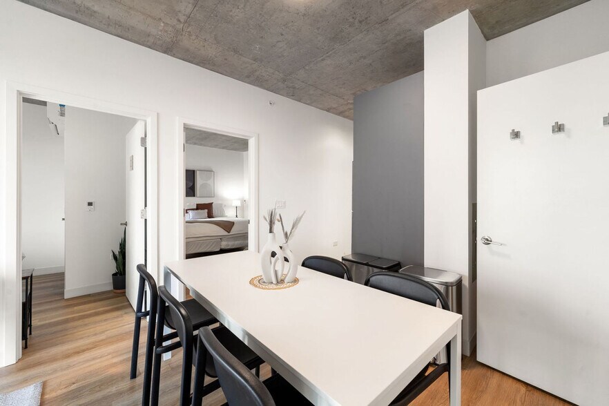 Building Photo - 853 W Blackhawk St