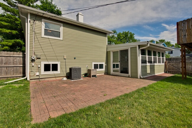 Building Photo - 648 N Greenview Ave