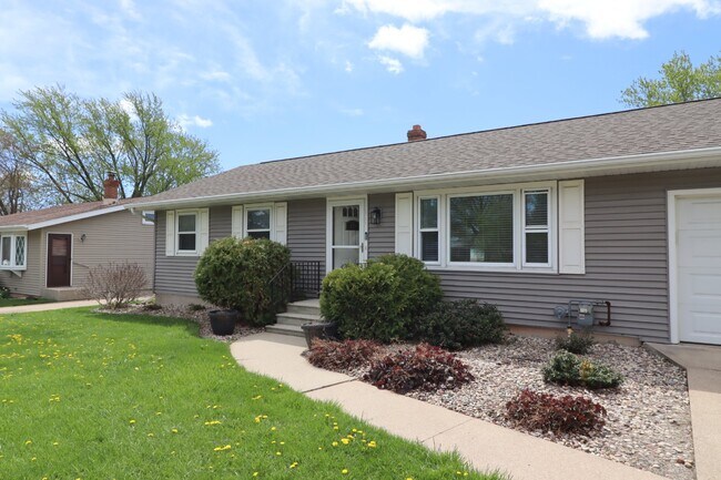 Building Photo - Charming 3 Bedroom Neenah Home with fenced yard