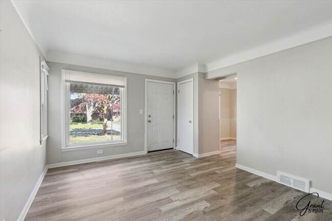 Building Photo - $1300 3 bedroom bungalow