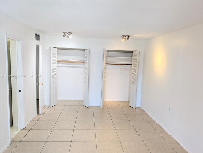 Building Photo - 1750 NE 115th St