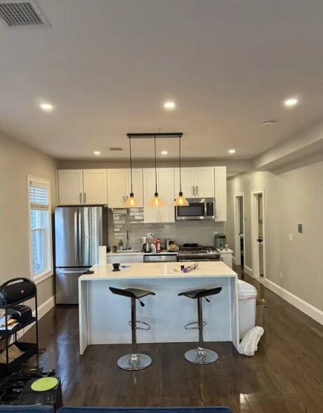 Building Photo - 156 Hillside St