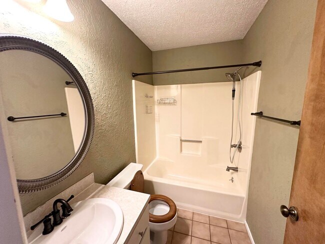 Building Photo - 5104 Belaire Dr
