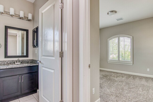 Building Photo - Eastside Beautiful 3 bed/2 baths