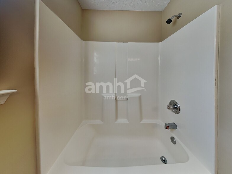 Building Photo - 1104 S Hampton Close