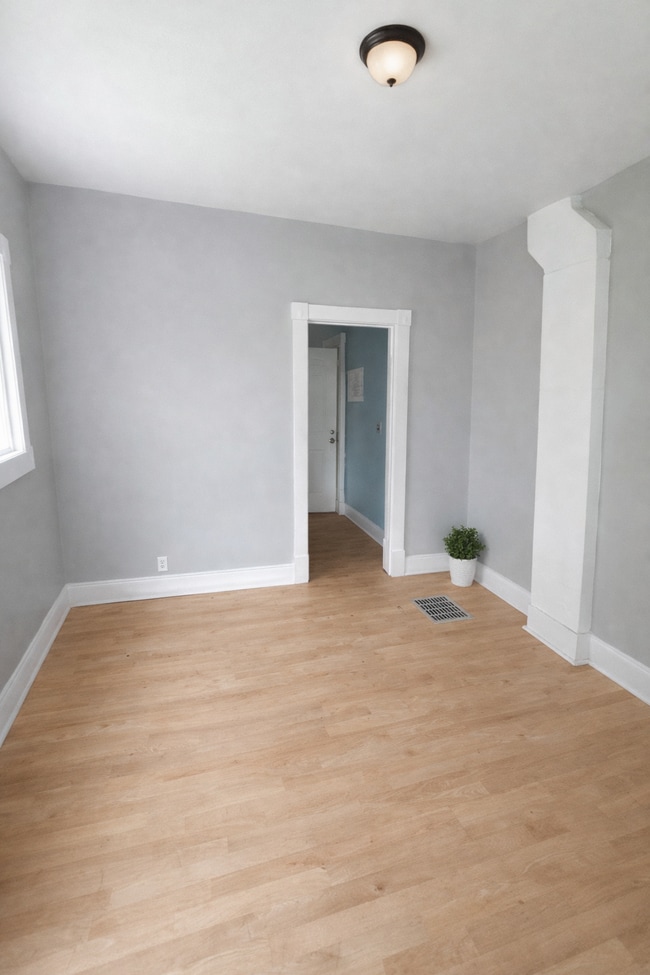 Building Photo - 833 W 27th St