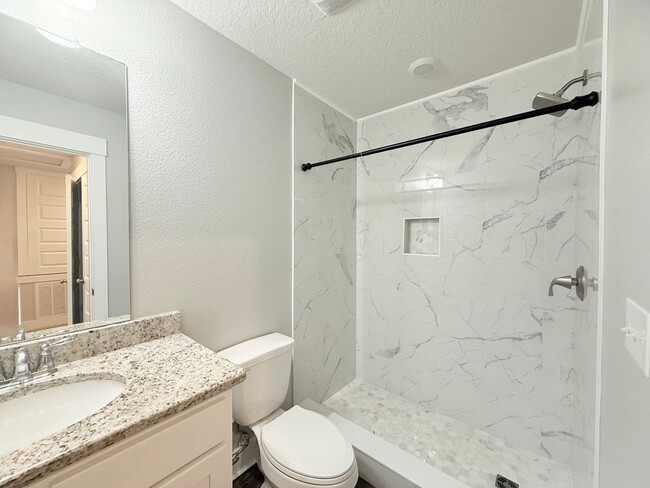 Building Photo - 3 Bed/2.5 Bath Townhome - Prime Pensacola ...
