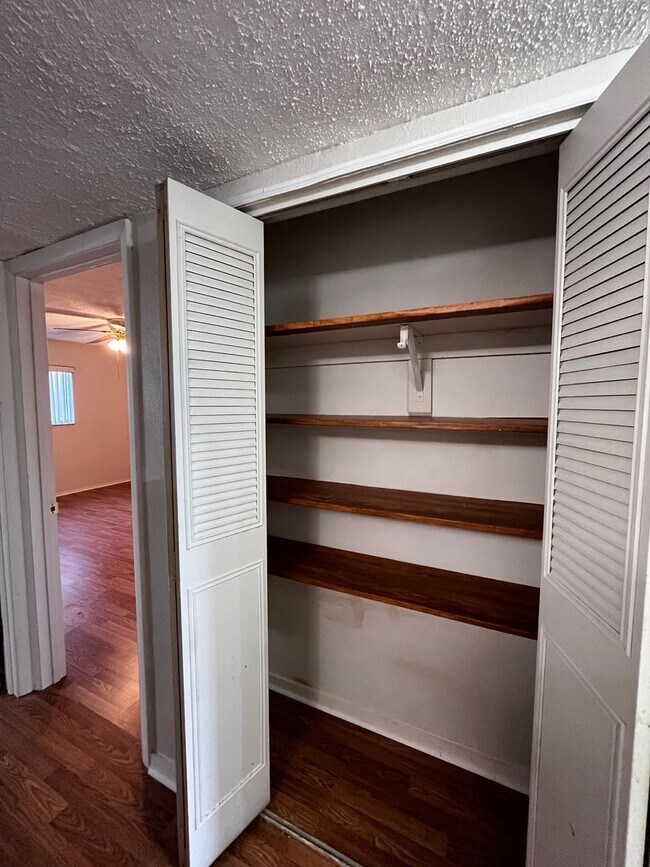 Building Photo - Hourglass District Condo - 2/2 with attached garage