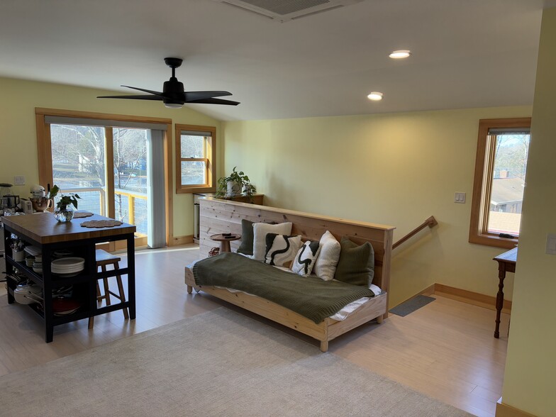 daybed/twin bed - 3 Lakeside Dr