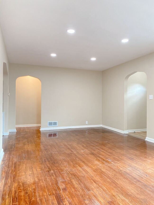 Building Photo - Beautifully updated 5 bed 2 bath house $2200