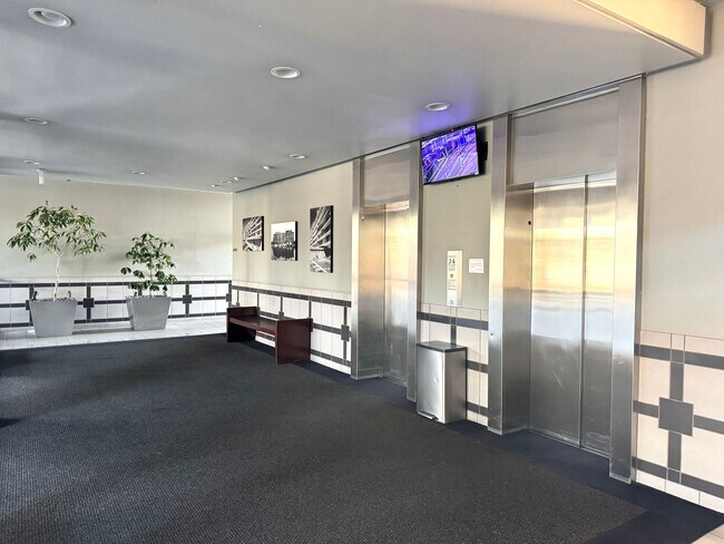 Building Photo - Waterfront Living in Naples - Furnished 2BD/2BA with Bay Views