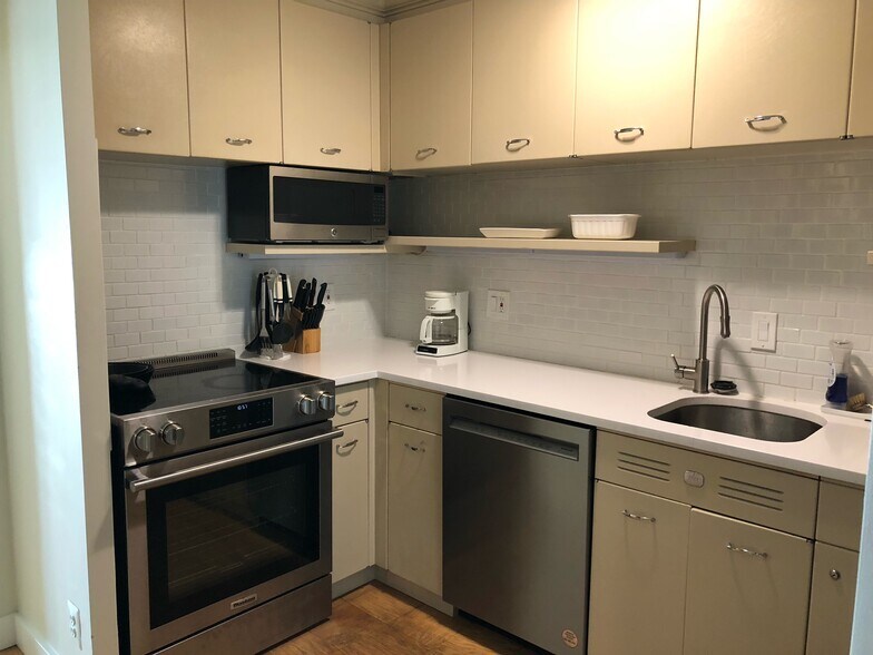 kitchen with stove - 510 N St SW