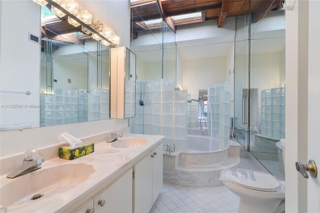 master bath - 2753 S Parkview Dr