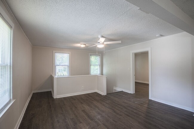 Building Photo - Spacious 3 bedroom, 1 Bathroom Upper Level Duplex Apartment