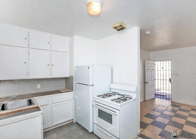 Building Photo - 531 S 1st Ave