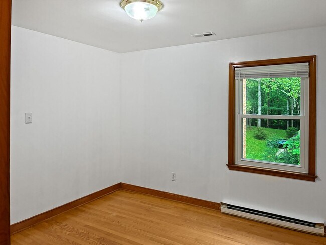 Building Photo - 3 Bed 1.5 Bath in North Chesterfield!
