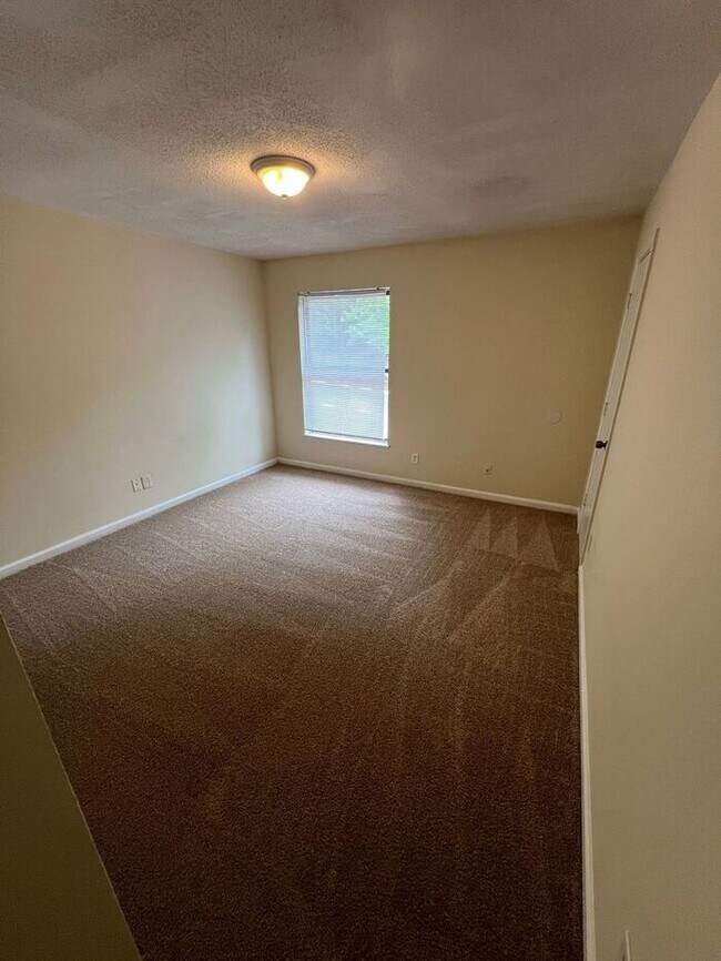 Building Photo - Now Ready! A 2 bedroom 2.5 bath in Norcross area!